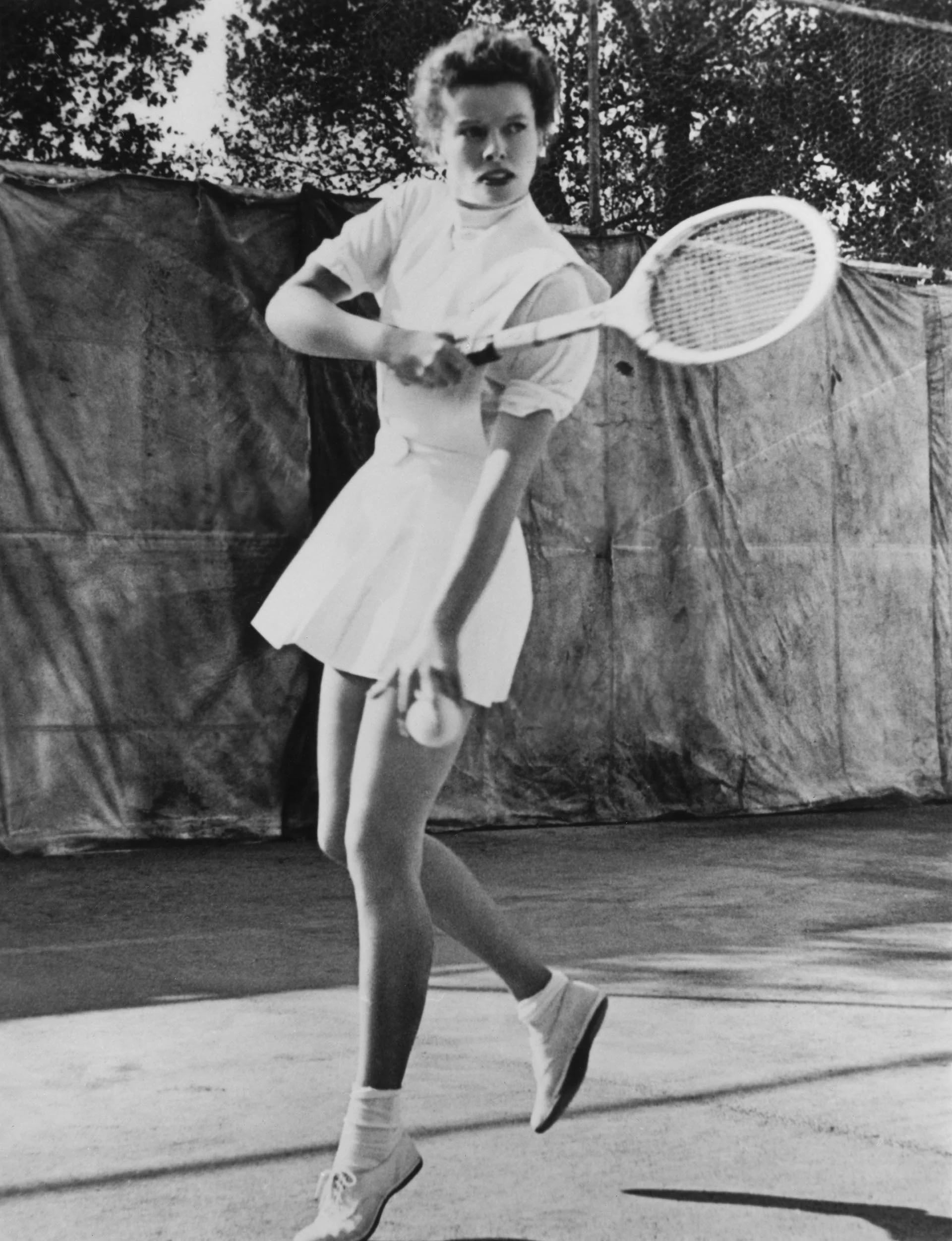 Katharine Hepburn jugó al tenis todas las mañanas hasta bien entrados sus 80 años. Aquí, en 1935 (Photo by Hulton Archive/Getty Images)