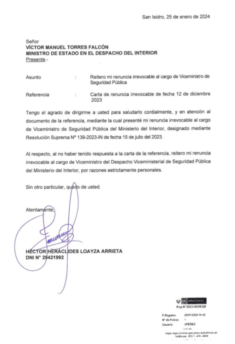 Funcionarios del Ministerio del Interior presentan carta de renuncia ante el titular del sector, Victor Torres Falcón.