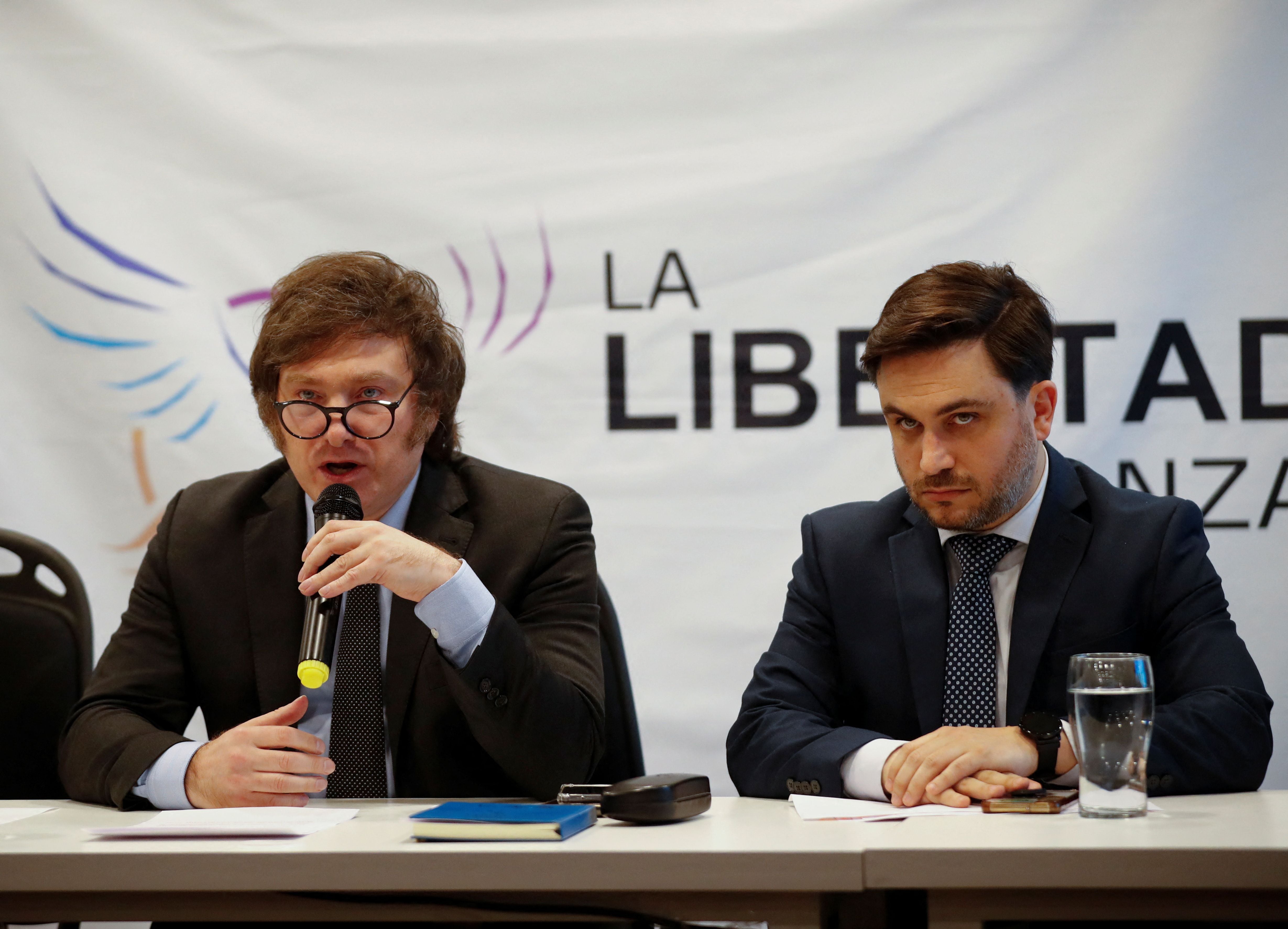 Javier Milei junto a Ramiro Marra en la conferencia de prensa (REUTERS)