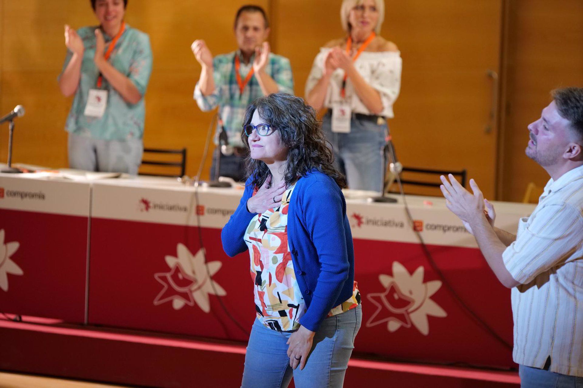 Oltra reaparece por sorpresa y es recibida entre aplausos en la asamblea de Iniciativa, dos años después de su dimisión