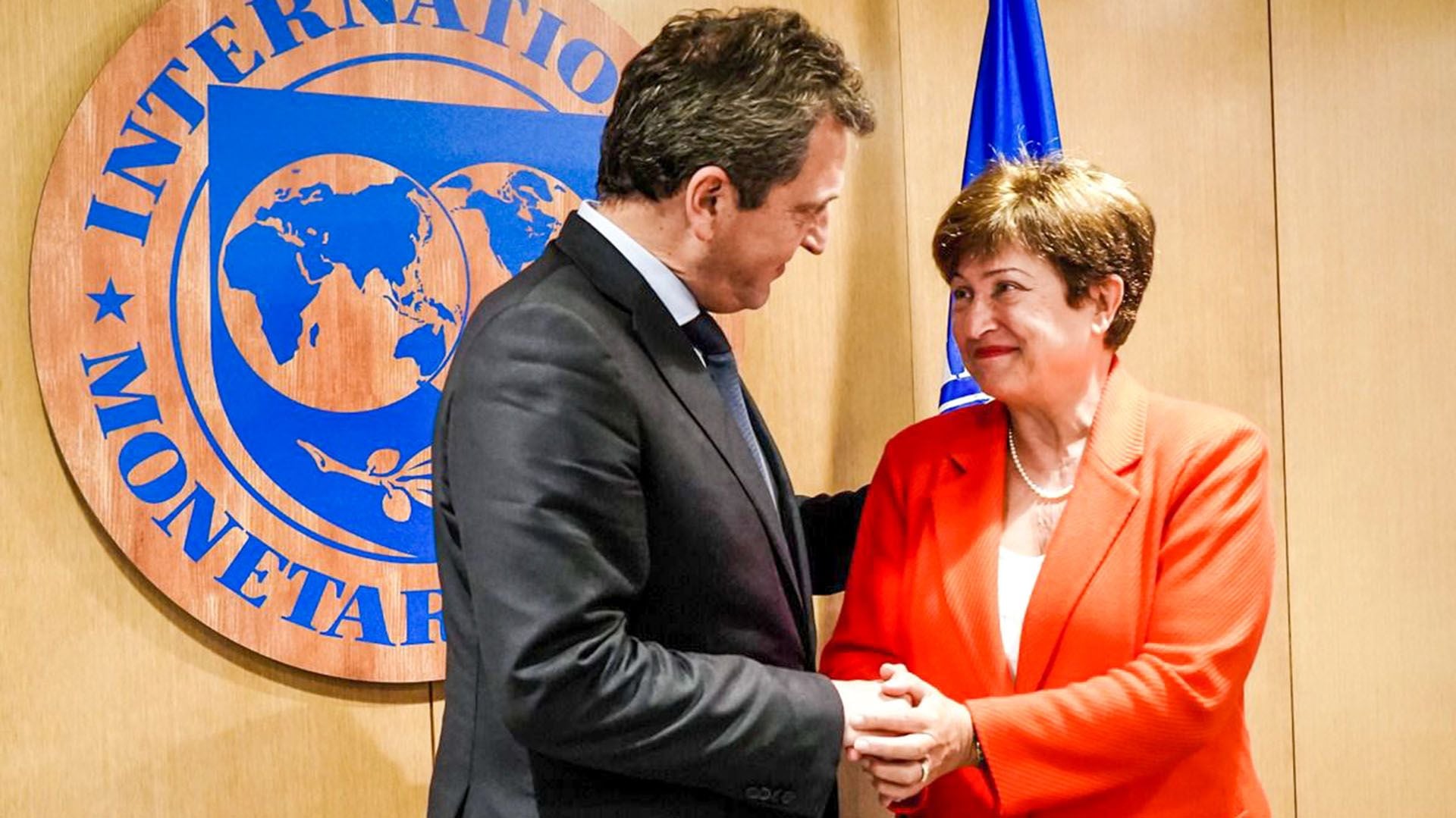 Sergio Massa y Kristalina Georgieva durante una reunión oficial en el Fondo Monetario Internacional