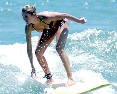 Cameron suele volver a surfear a las playas de Malibú en las que pasó su adolescencia