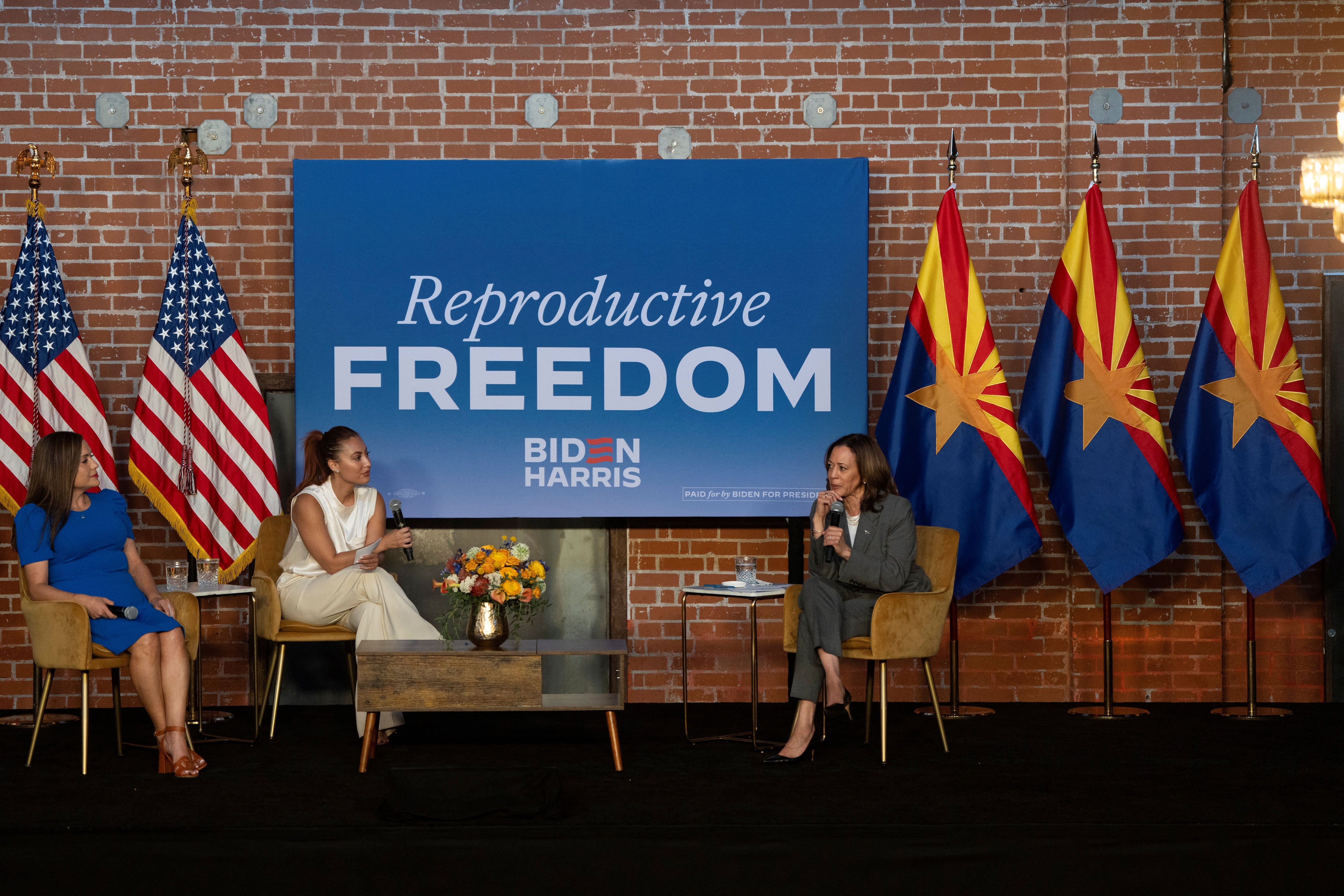 La vicepresidenta de Estados Unidos, Kamala Harris, habla sobre los derechos reproductivos con la comisionada de Arizona Corporation, Anna Tovar, a la izquierda, y la actriz Francia Raisa, en el centro a la izquierda, en el segundo aniversario de la anulación del fallo Roe v. Wade, en Phoenix, Arizona, Estados Unidos, el 24 de junio de 2024. REUTERS/Rebecca Noble