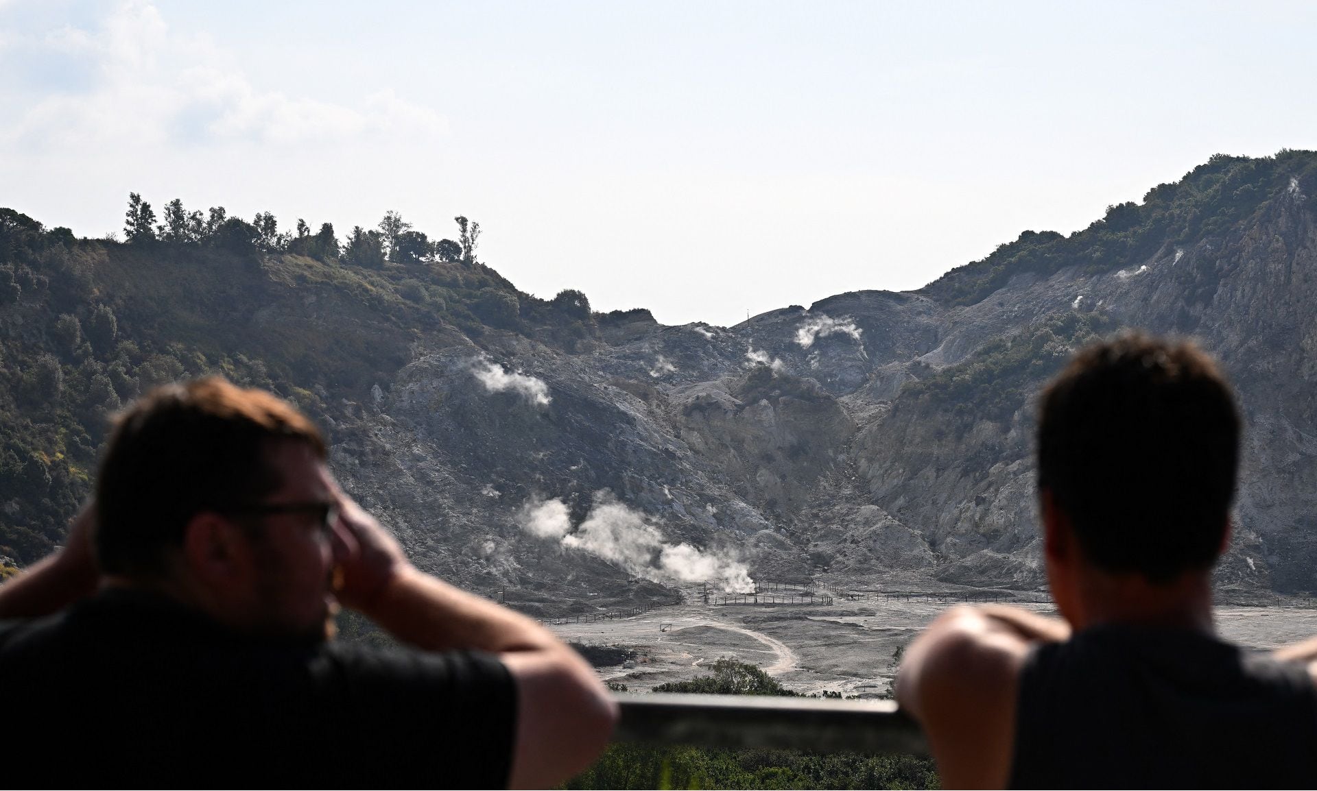 Una vista general muestra el humo de la "solfatara" en los Campi Flegrei (Campos Flegreos) una región volcánica cerca de Nápoles (Foto de Alberto PIZZOLI / AFP)