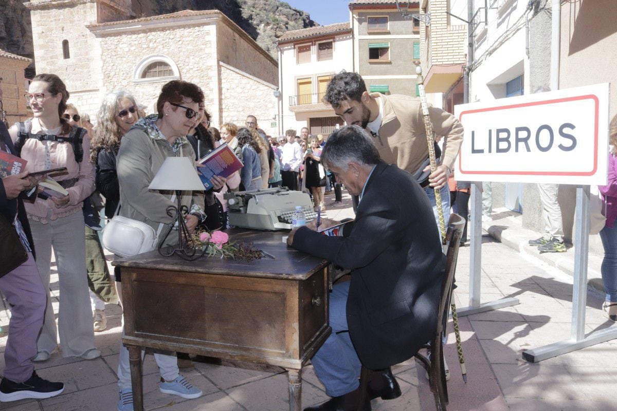 El Gran Wyoming firmando libros en Libros, pueblo de Teruel (Festival Libri)