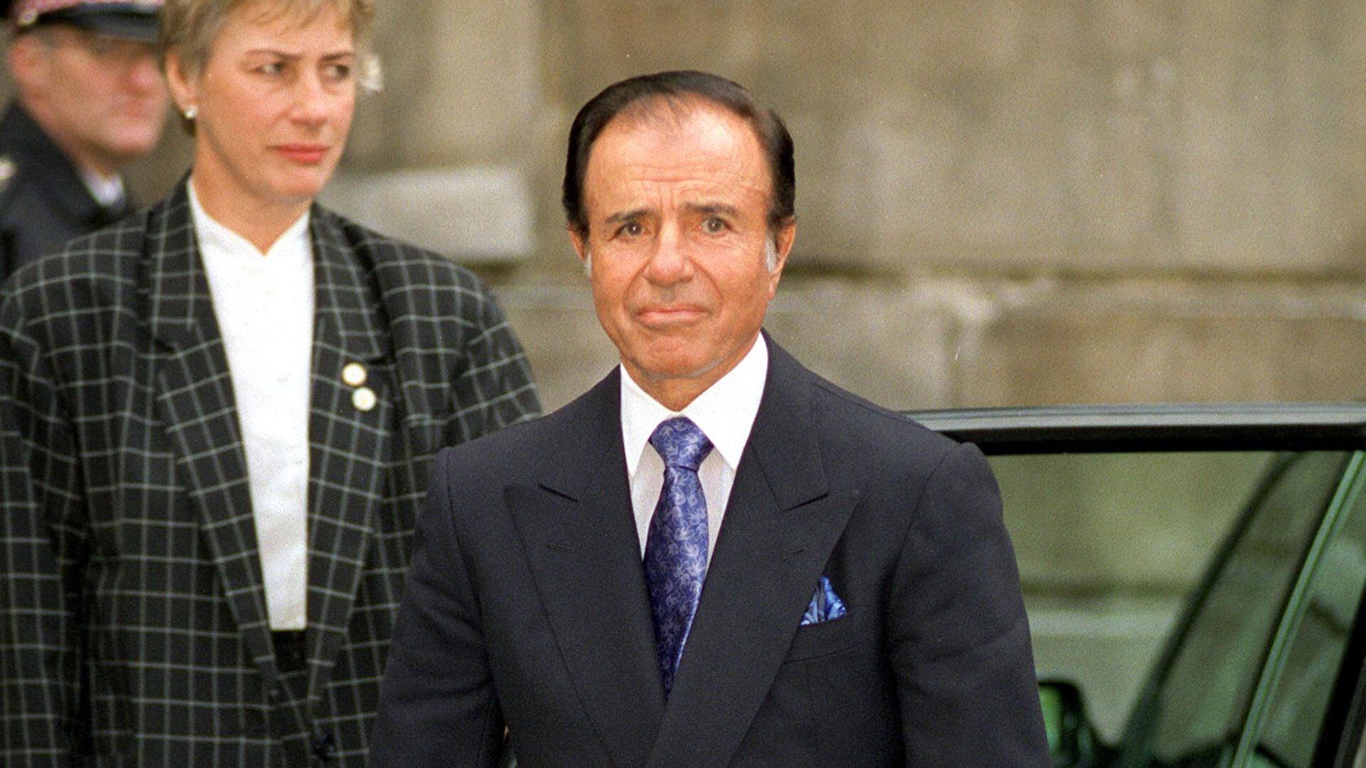 Durante la gestión del presidente Carlos Menem, Pinochet recibió la tercera condecoración  (Tim Graham/Getty Images)