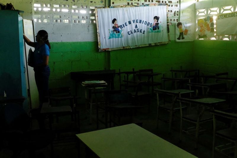 Una maestra en un aula el primer día de clases, en Caucagua, Venezuela (REUTERS/Marco Bello/Archivo)