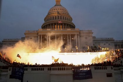 Una explosión causada por una munición de la policía se ve mientras los partidarios del presidente Trump se ubican frente al edificio del Capitolio de los EEUU en Washington el 6 de enero de 2021 (REUTERS/Leah Millis/Archivo)