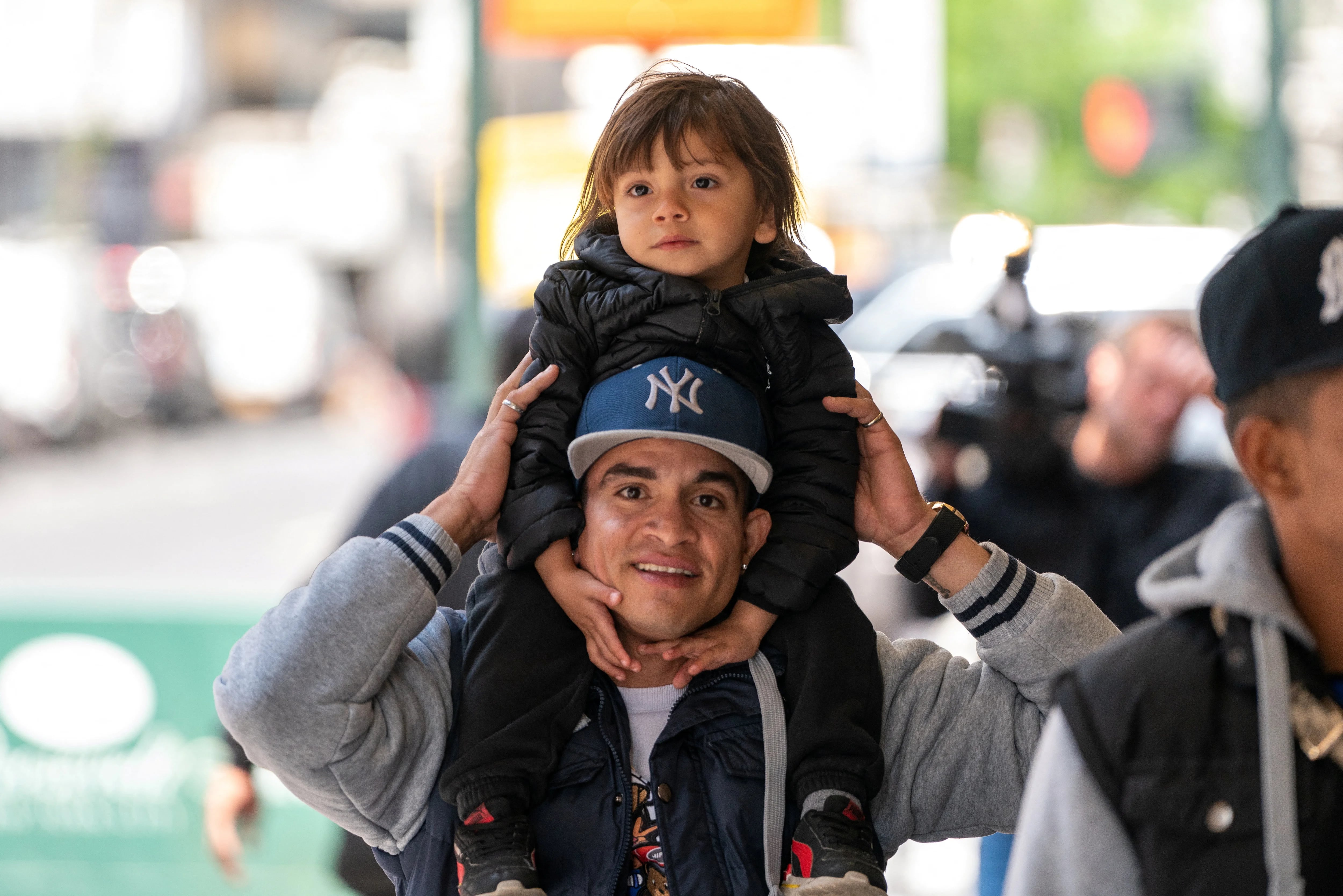 Un migrante junto a una niña en Nueva York (REUTERS/David 'Dee' Delgado)