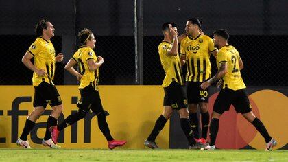 Todos corren a abrazar a Cecilio Domínguez, autor del segundo tanto de Guaraní, que goleó por 4 a 1 a Tigre por el Grupo B de la Copa Libertadores (Photo by DANIEL DUARTE / AFP)