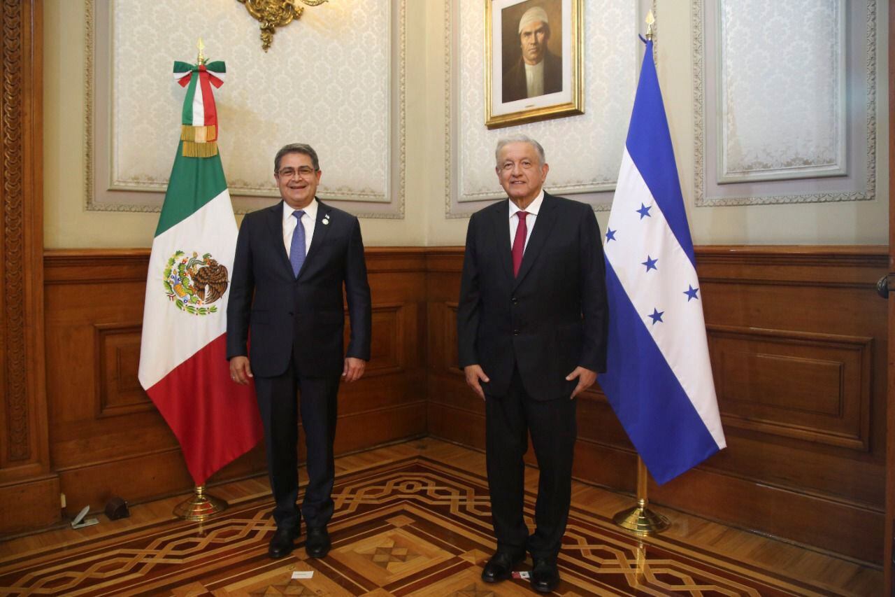 Foto: El presidente Andrés Manuel López Obrador con el mandatario de Honduras, Juan Orlando Hernández. (Presidencia de la República vía  REUTERS)