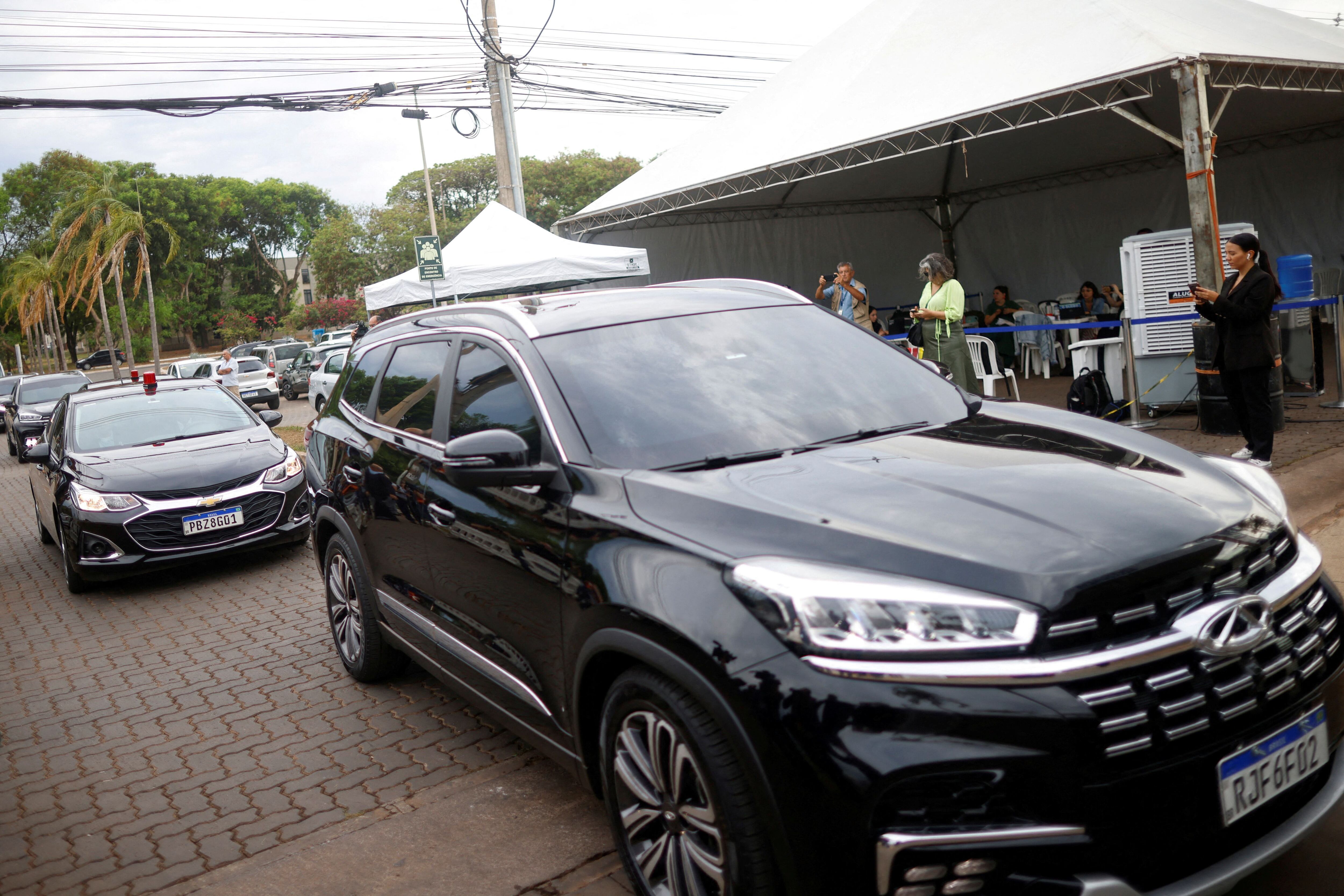 El convoy presidencial con el presidente de Brasil, Luiz Inácio Lula da Silva, se ve frente al hospital antes de que Lula se someta a una cirugía de artroplastia de cadera en Brasilia, Brasil, el 29 de septiembre de 2023. REUTERS/Adriano Machado