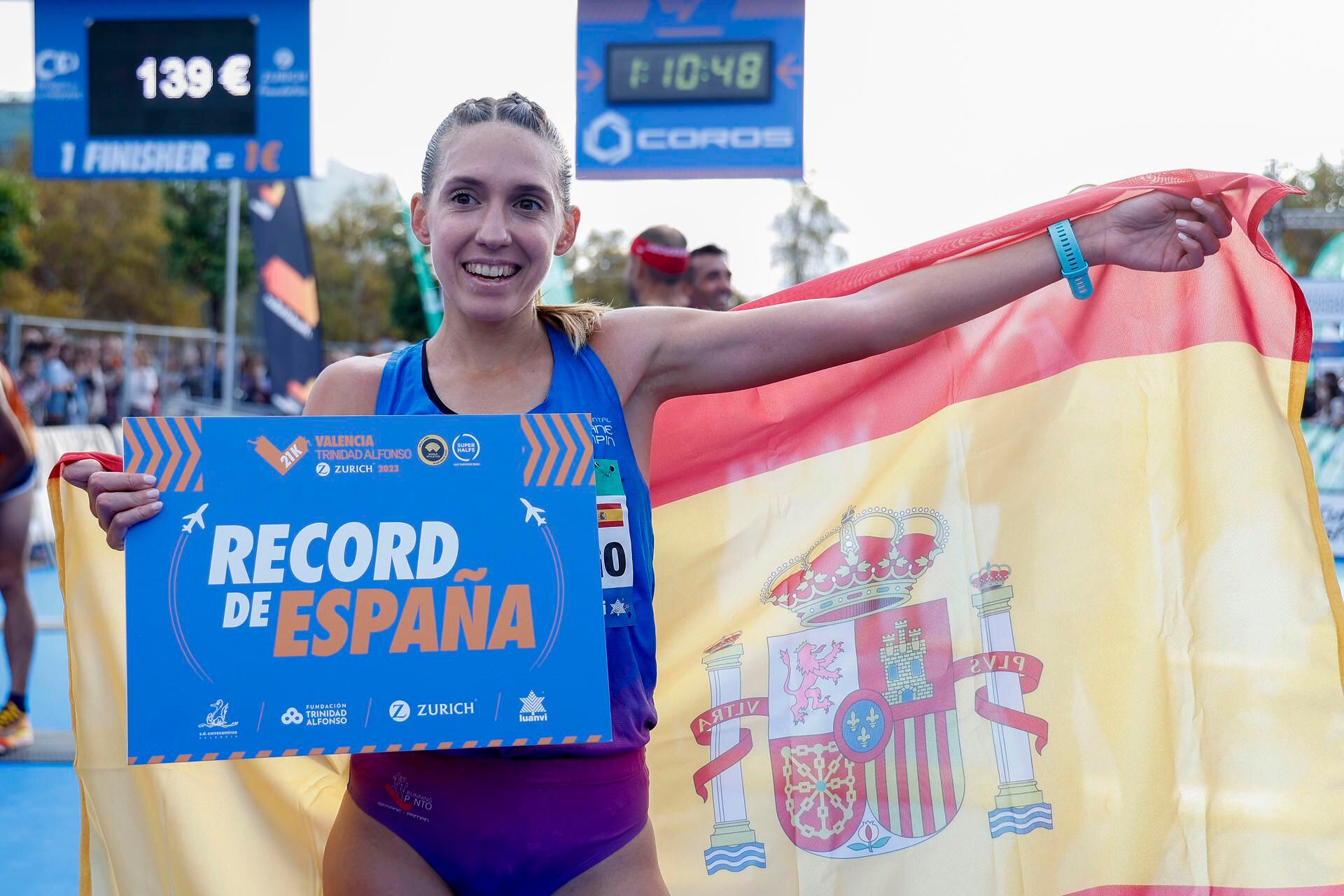 Laura Luengo tras cruzar la meta en Valencia y batir el récord nacional (EFE / Miguel Ángel Polo)