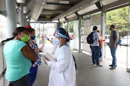 Unidades médicas de Cali atendiendo a ciudadanos en las calles. Foto Alcaldía de Cali.