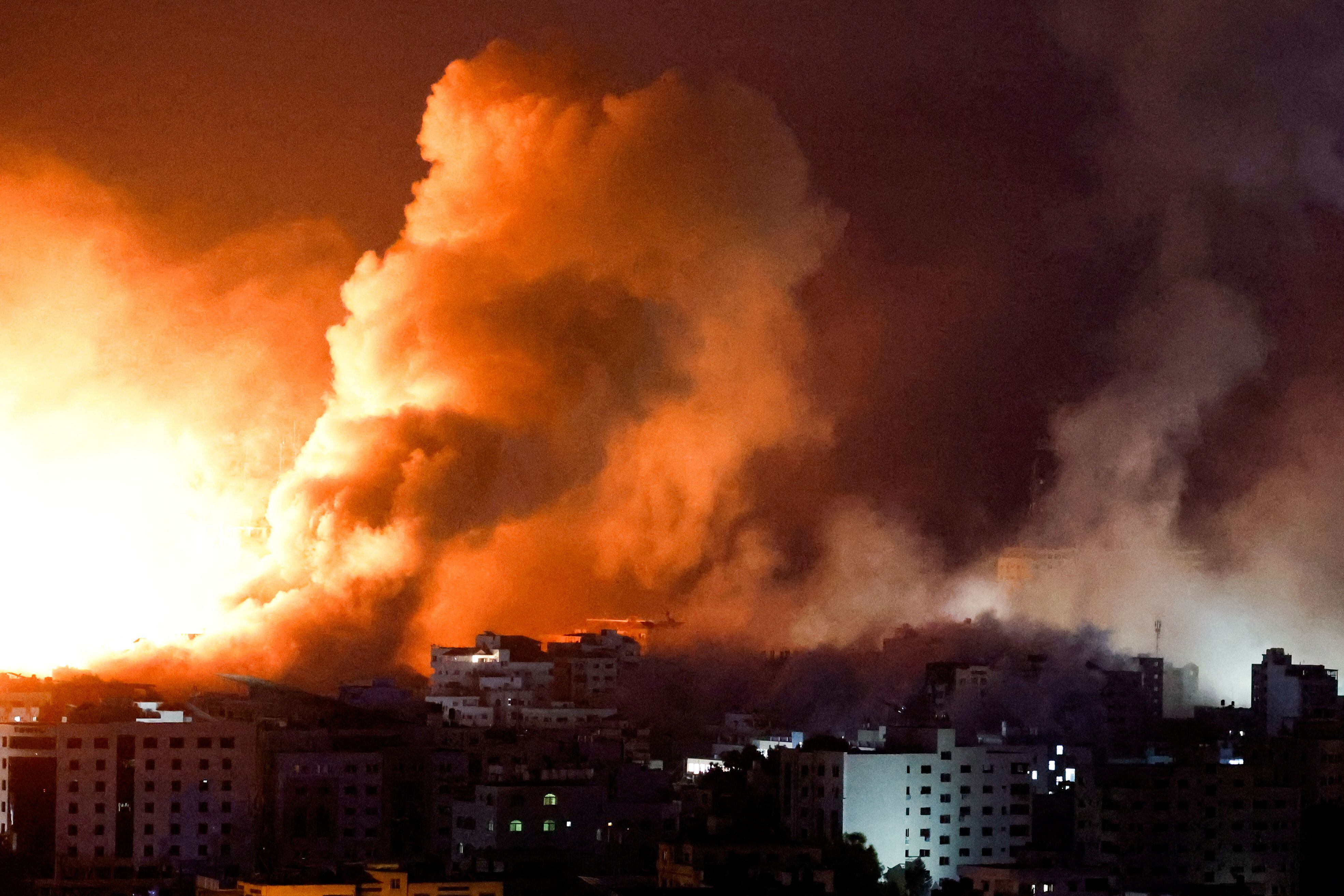 Llamas y humo tras ataques en Gaza (Reuters)