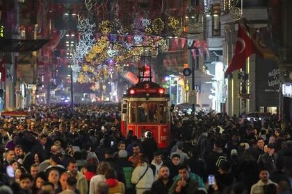 La gente pasea por la principal calle comercial y peatonal de Istiklal en la víspera de año Nuevo en el centro de Estambul, Turquía, 31 de diciembre de 2023. REUTERS/Dilara Senkaya