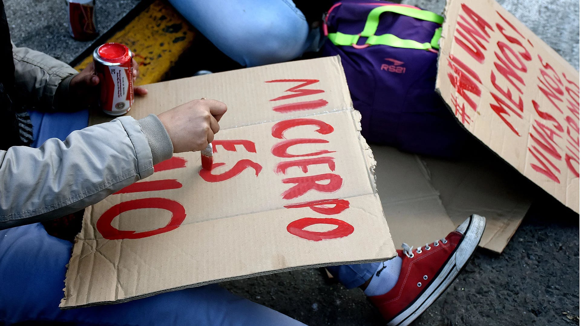 Una manifestante escribe “Mi cuerpo es mío”,  en un claro repudio al acoso sexual de todo tipo (Nicolás Stulberg)