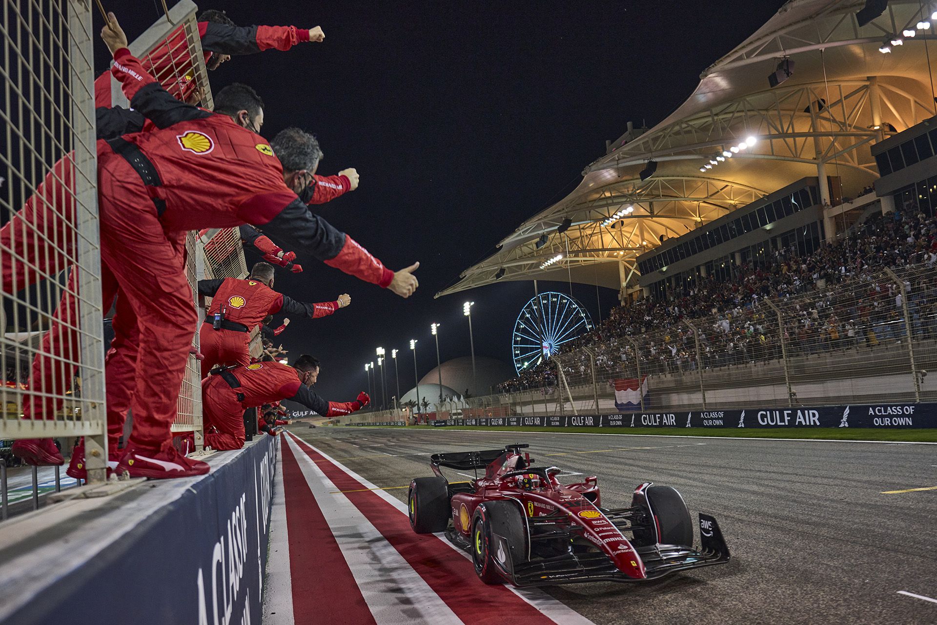 Ferrari f1 na pista fórmula 1 de corridas de carros esportivos na pista de  corrida ai generated