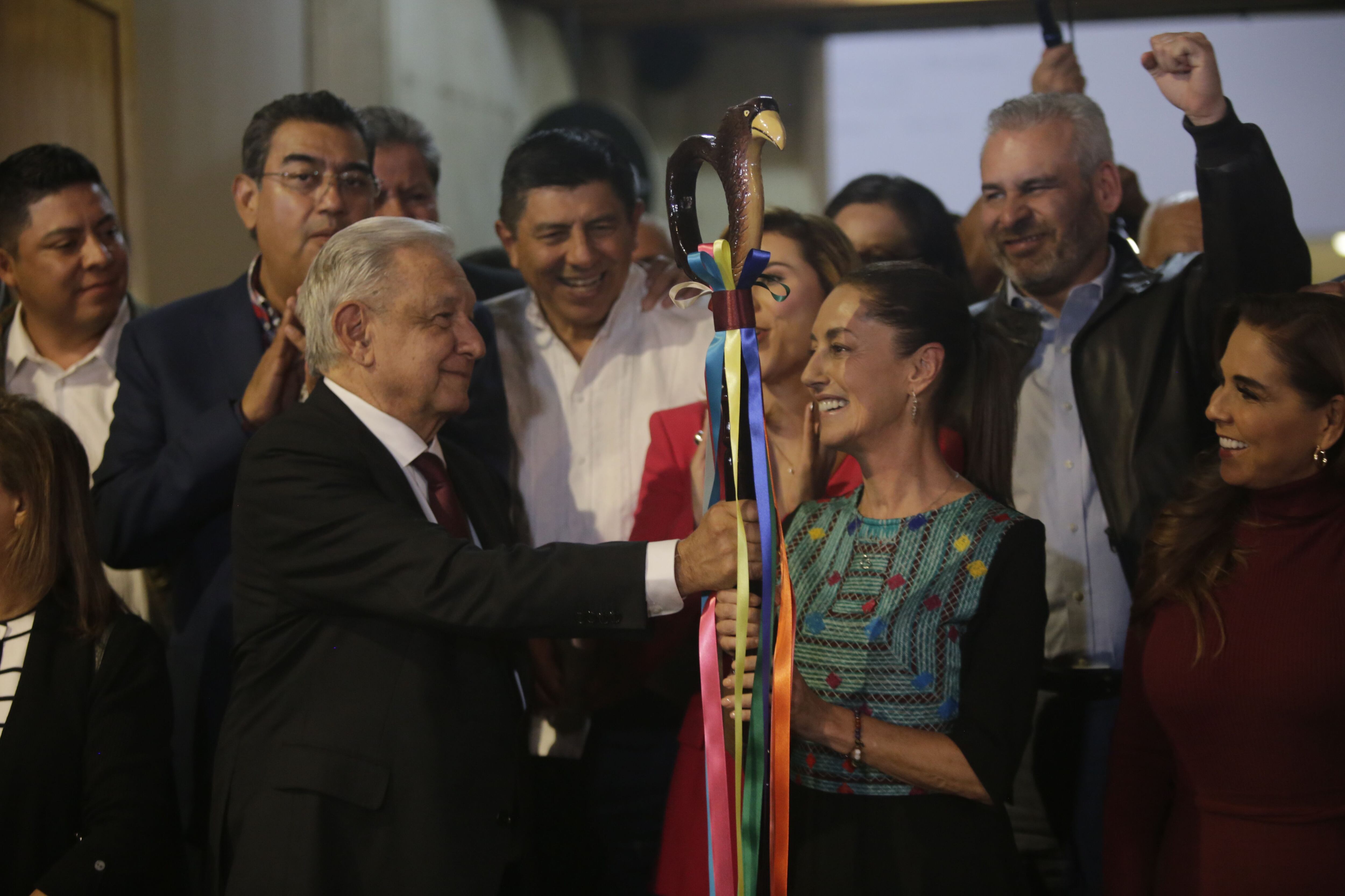  Santiago Ortela "regañó" a AMLO por entregar bastón de mando a Claudia Sheinbaum. 
Europa Press/Contacto/Luis E Salgado
