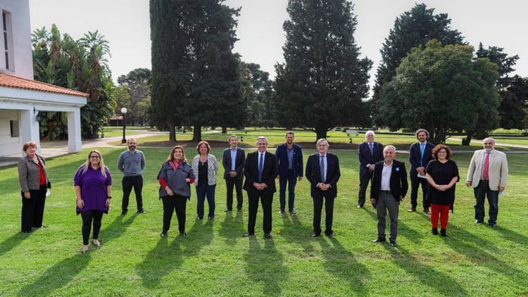 Alberto Fernández junto al grupo de expertos en la Quinta de Olivos (Foto: Presidencia)