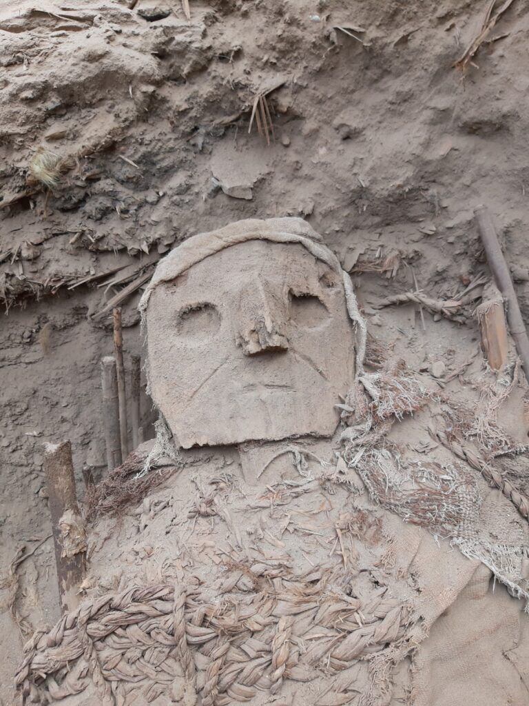 Hallan 73 momias preincaicas en cementerio del Sitio Arqueológico de Pachacámac. (Foto: archeowiesci)