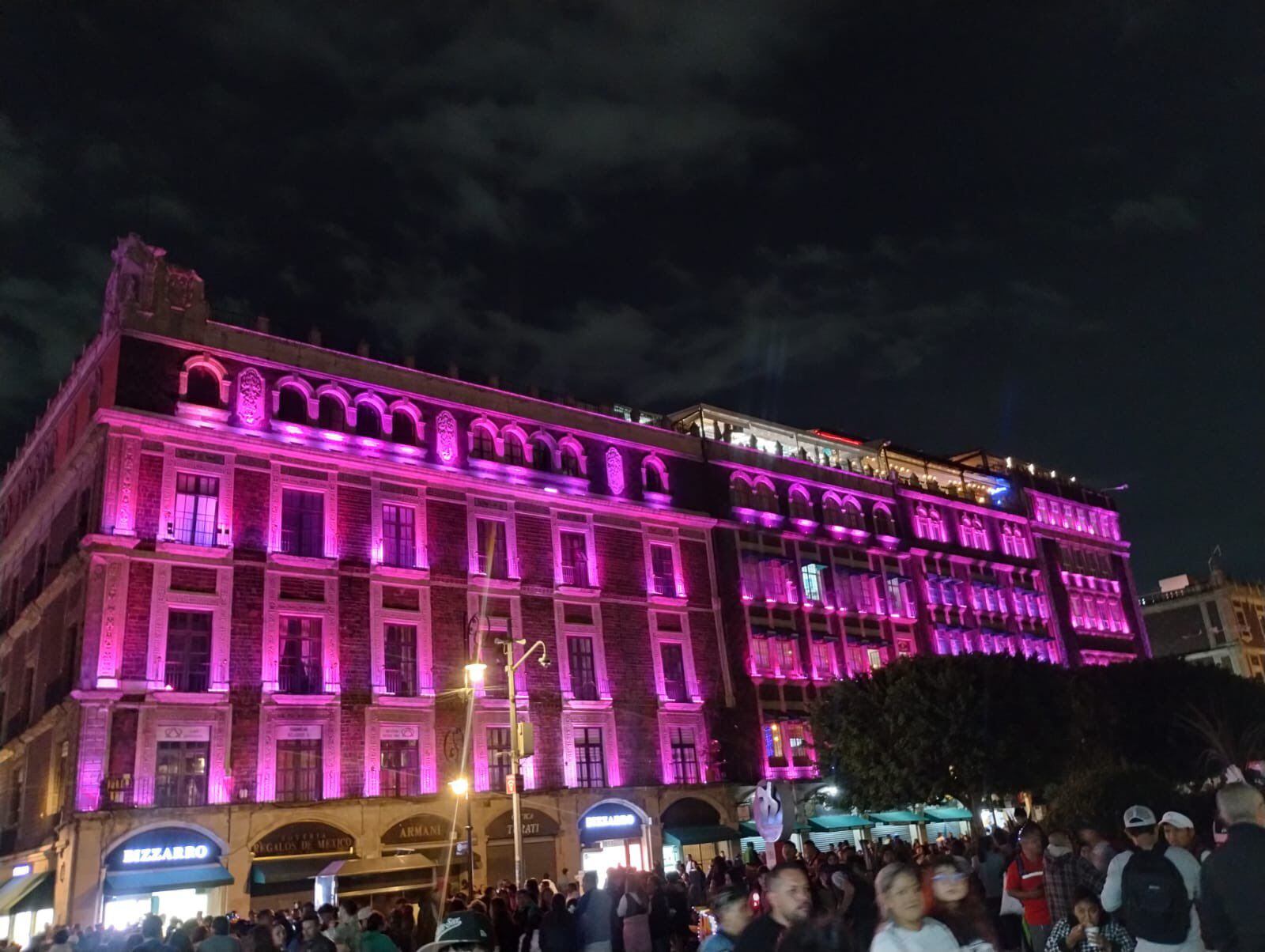 El edificio del Ayuntamiento de la capital del país se iluminó de rosa. Foto: X / Gobierno de la Ciudad de México.