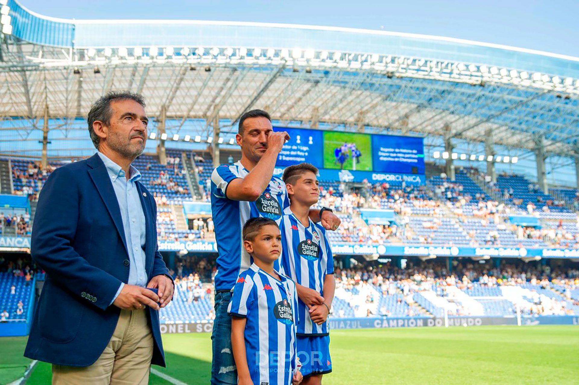 Lionel Scaloni se emocionó en el homenaje que le preparó el Deportivo La Coruña (@RCDeportivo) 