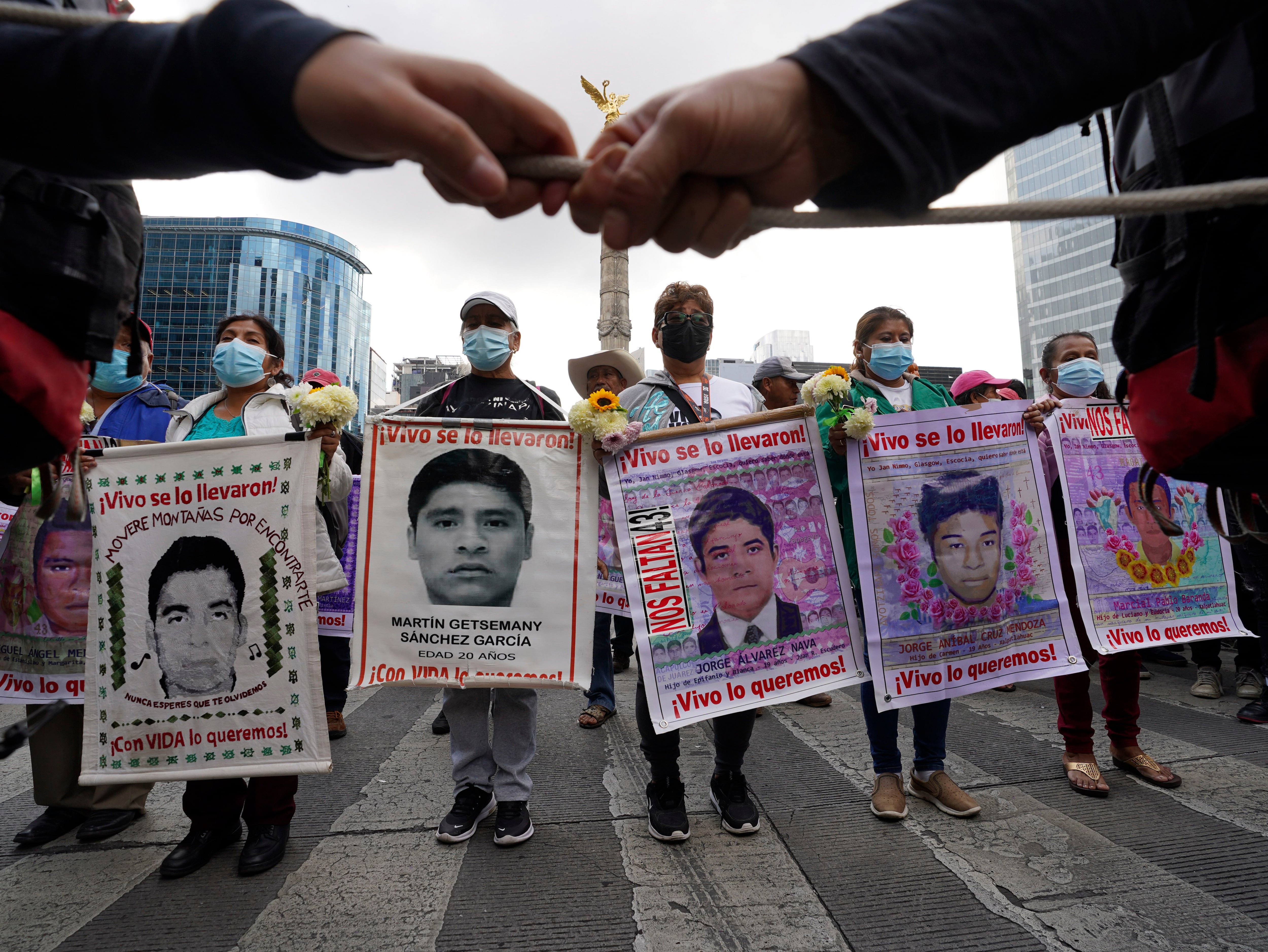 ARCHIVO - Familiares y compañeros de clase de los 43 estudiantes desaparecidos de Ayotzinapa marchan en Ciudad de México el 26 de septiembre de 2022. (AP Foto/Marco Ugarte, Archivo)