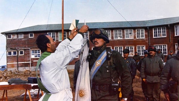 Todos los días se izaba la bandera y cuando los hombres estaban en medio de un feroz bombardeo británico, Seineldín hacía tocar “A la carga” con un trompeta y convertía un hecho intimidante, en uno que generaba estímulo de pelea