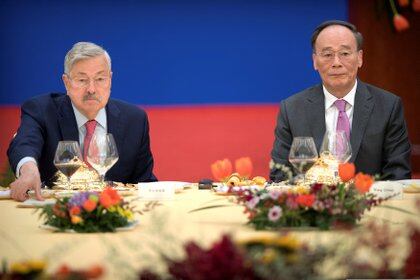 El embajador de Estados Unidos en China, Terry Branstad, y el vicepresidente chino, Wang Qishan, en un evento para celebrar el 40 aniversario del establecimiento de relaciones diplomáticas entre los dos países.  (Mark Schiefelbein vía REUTERS)
