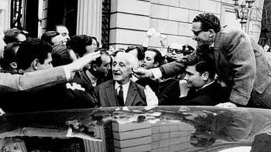 El presidente Illia, al abandonar la Casa Rosada, el 28 de junio de 1966 tras el golpe de estado