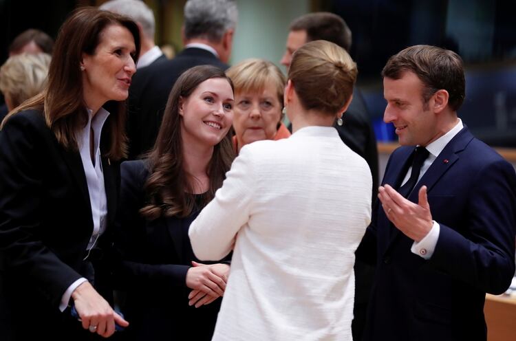 La premier finlandesa, Sanna Marin, junto a su colega belga, Sophie Wilmes, el premier dinamarqués, Mette Frederiksen, la canciller alemana, Angela Merkel, y el presidente francés, Emmanuel Macron, en la reunión de la Unión Europea en Bruselas. REUTERS/Christian Hartmann 