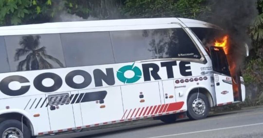 Bus incinerado en el Bajo Cauca