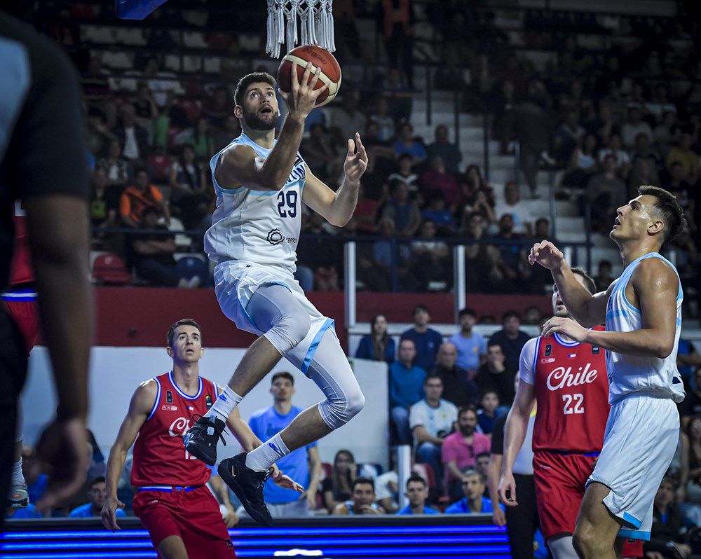 Patricio Garino lanza una bandeja pasada en el partido entre Argentina y Chile por la semifinal del Pre-Claificatorio Olímpico en Santiago del Estero (Crédito: FIBA)