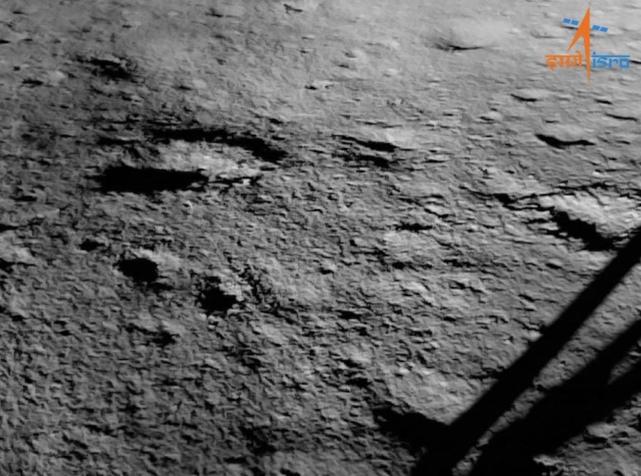 Imagen de Chandrayaan 3 desde el polo sur de la Luna tras su aterrizaje (ISRO)