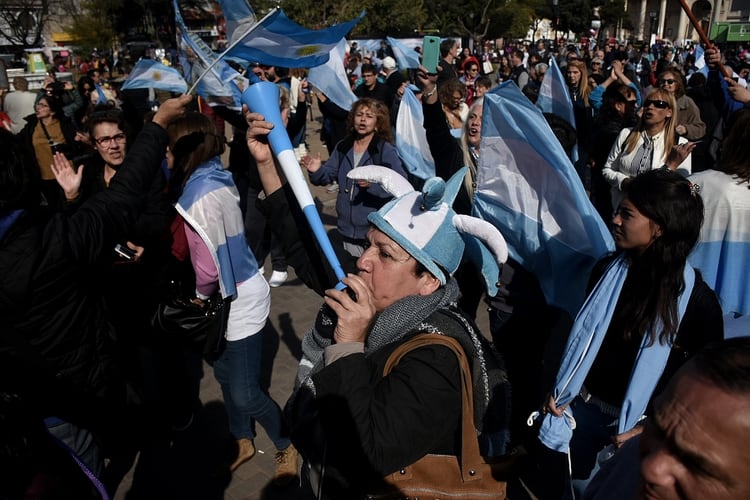 Los seguidores del Gobierno repartieron banderas argentinas