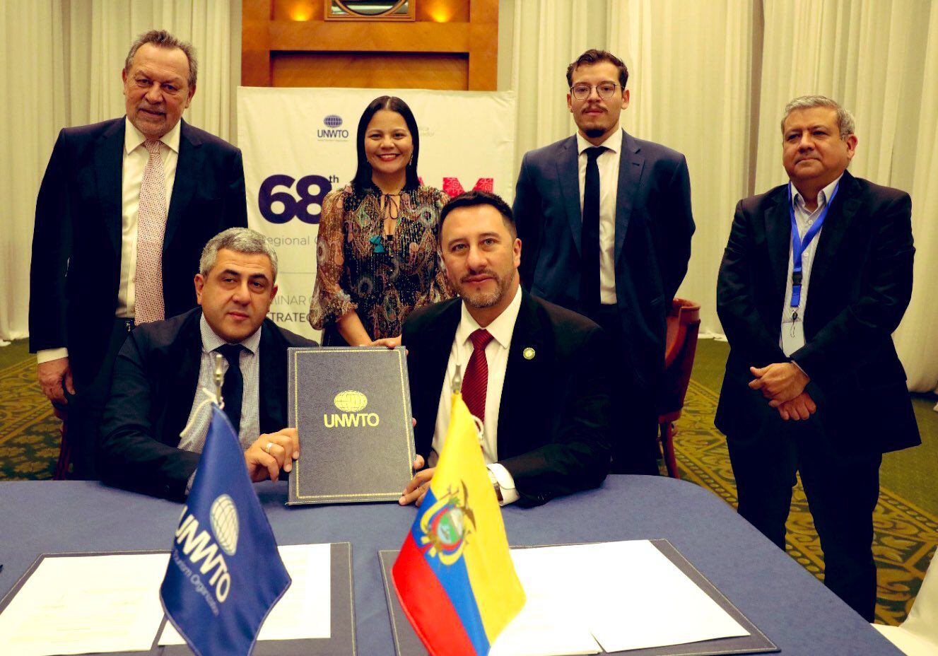 Imagen de Natalia Bayona (directora ejecutiva de la OMT), Zurab Pololikashvili (secretario general de la OMT), y Arturo Bravo (viceministro de Turismo de Colombia), durante la firma del convenio para el reto de innovación social. /Twitter Natalia Bayona