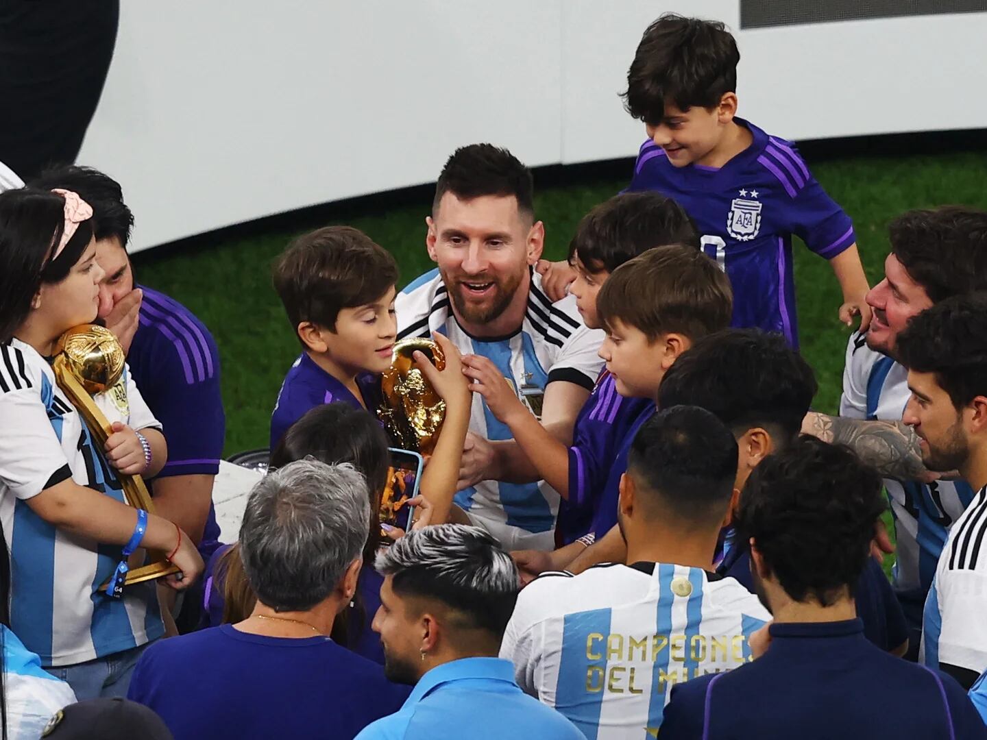 Niño se burló de Messi al mostrarle la camiseta de Cristiano Ronaldo