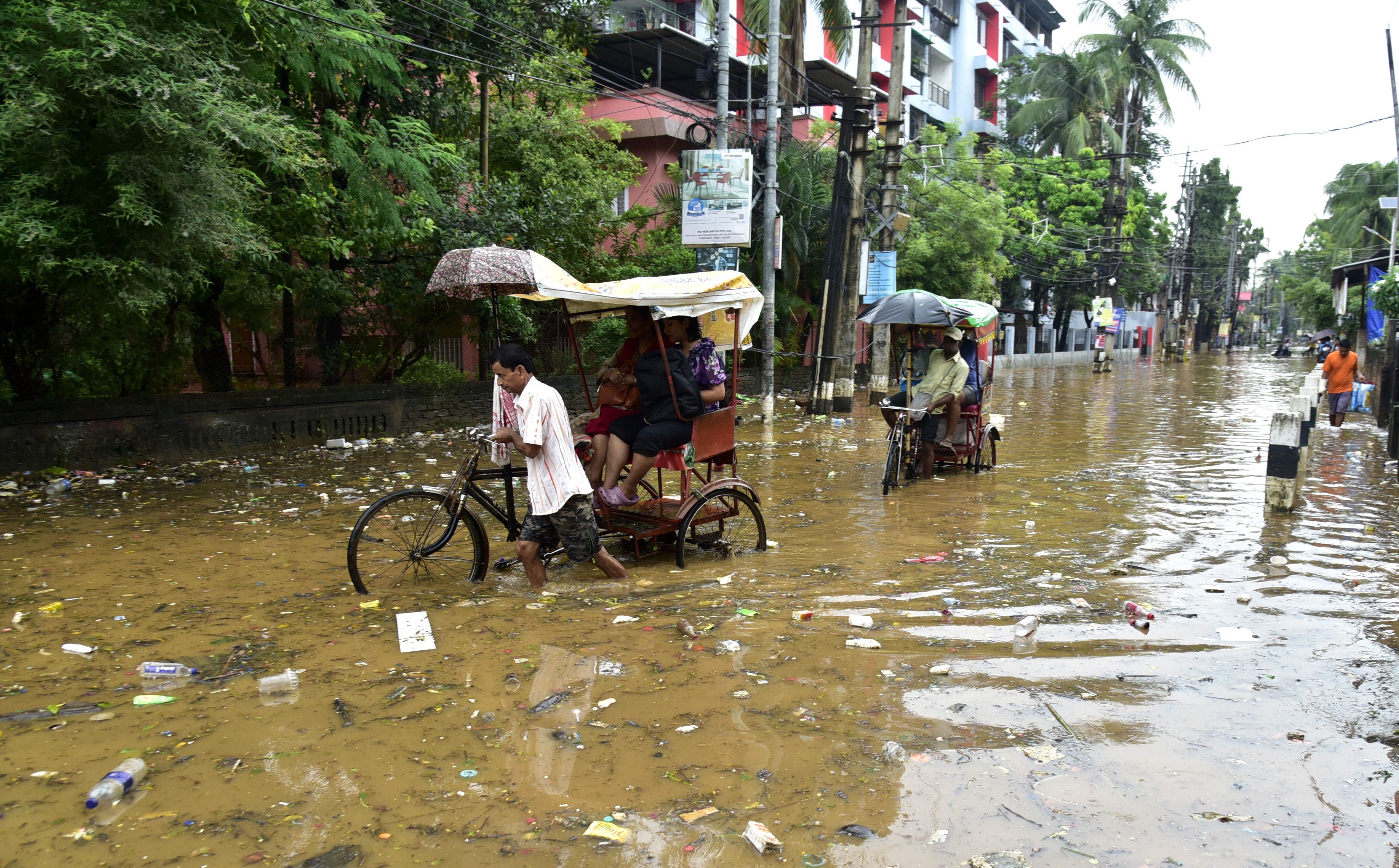 Las súbitas inundaciones estuvieron entre las peores en la historia de esta región fronteriza con Nepal, China y Bután (Europa Press/Contacto/Dasarath Deka)
