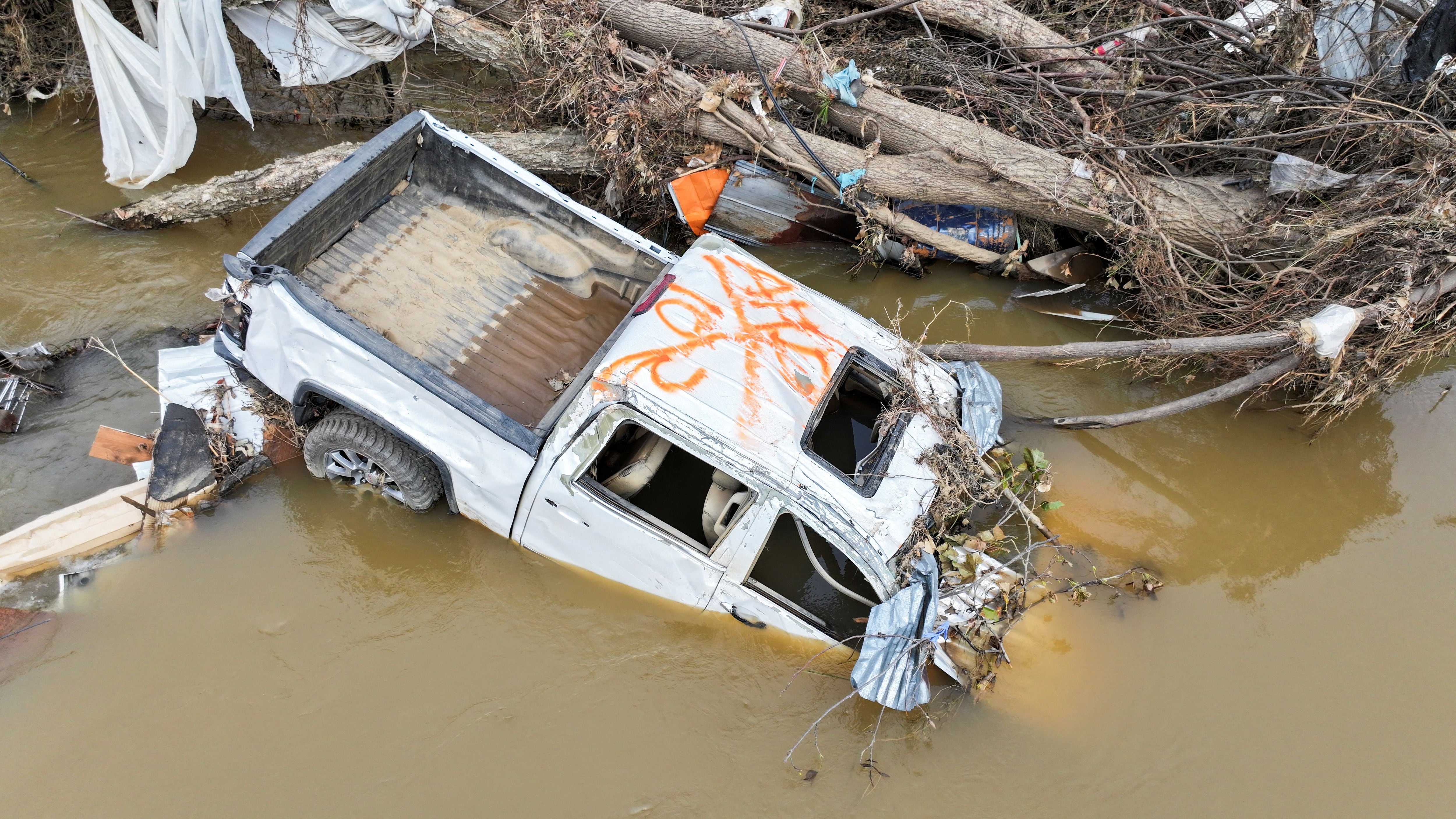 Cientos de residentes perdieron sus casas debido a las inundaciones y los fuertes vientos que azotaron el área el 27 de septiembre. (REUTERS/Nathan Frandino)