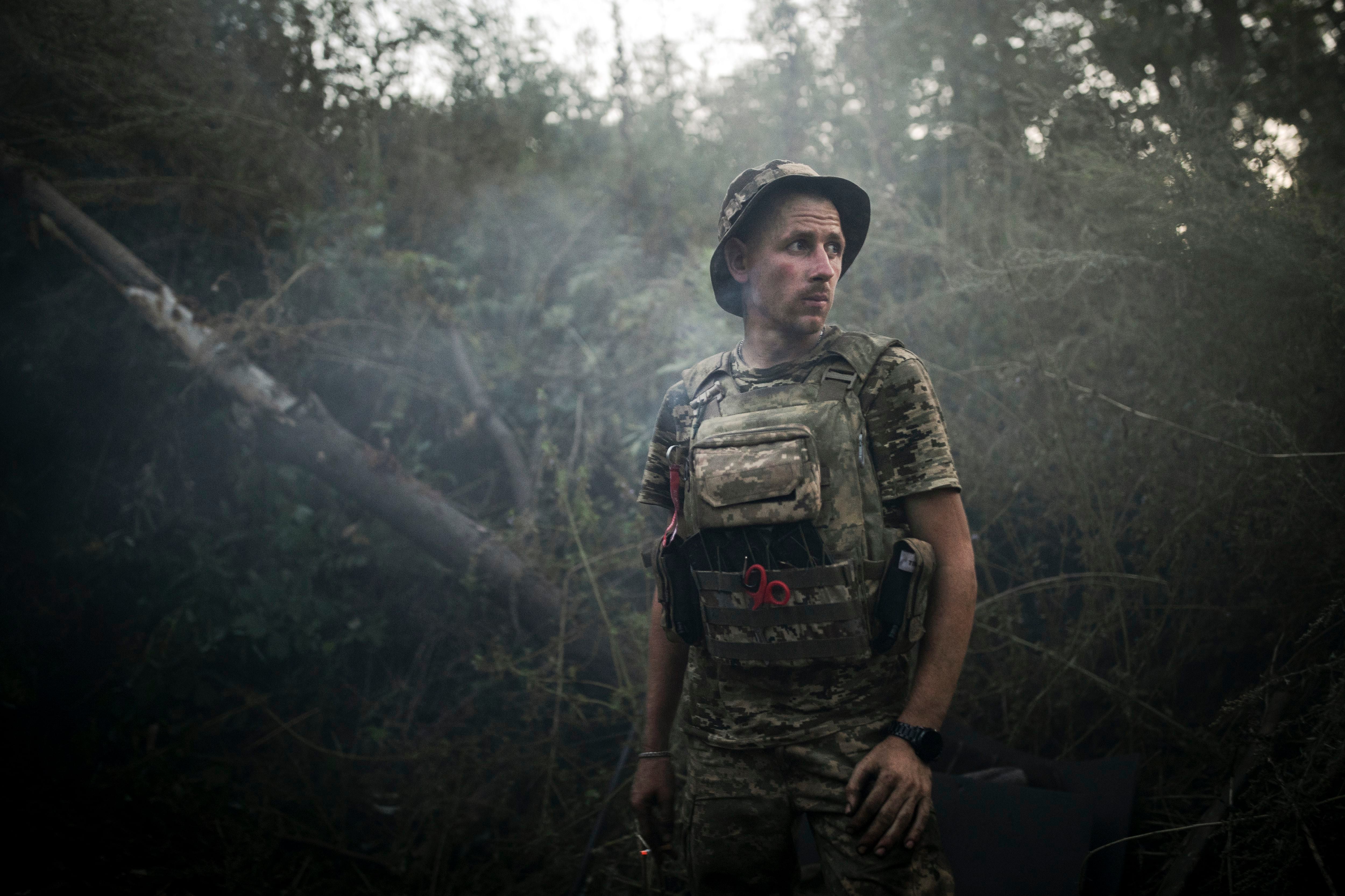 Un soldado ucraniano en una posición de artillería en la región ucraniana de Bakhmut, el 28 de agosto de 2023 (Tyler Hicks/The New York Times).