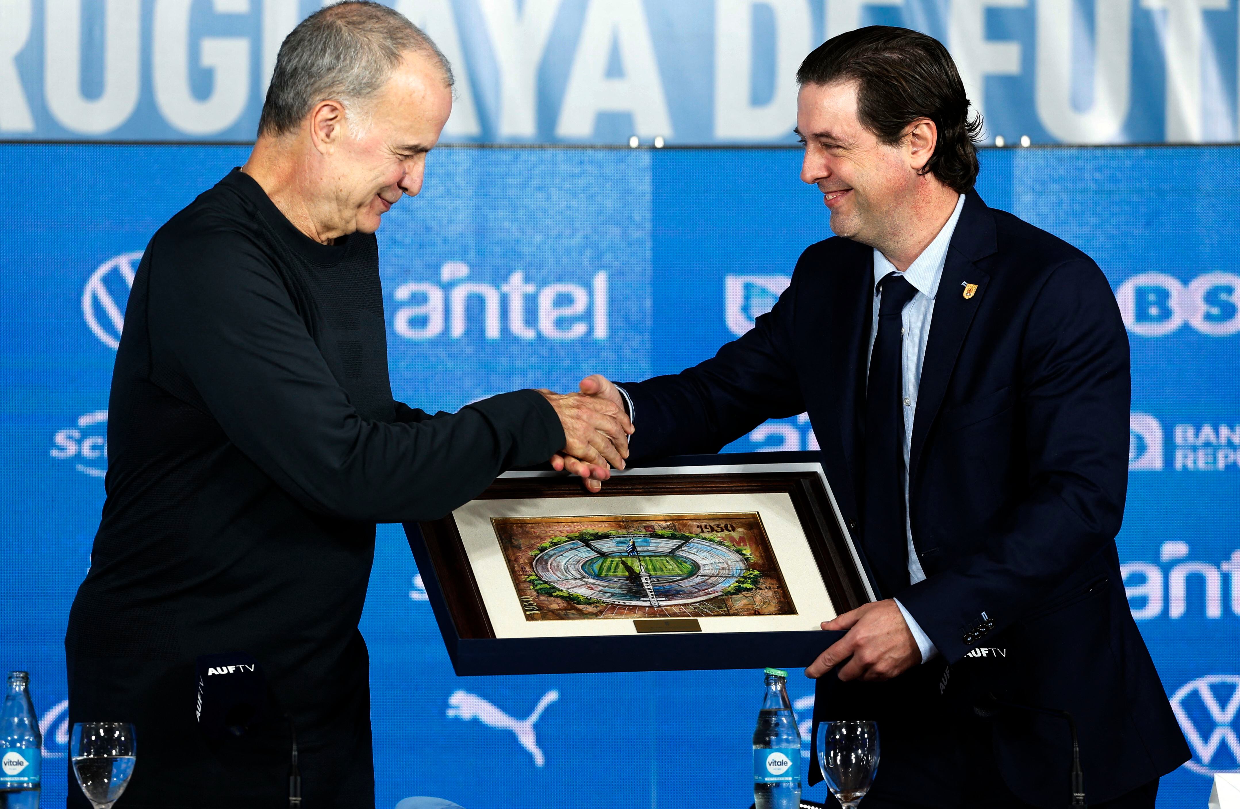 El presidente Ignacio Alonso le obsequió una camiseta y un cuadro del estadio Centenario (REUTERS/Mariana Greif)