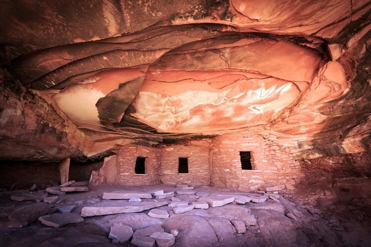 Los tesoros del Monumento Nacional Bears Ears, ubicado en el moderno sureste de Utah en los Estados Unidos, incluyen miles de antiguas viviendas en los acantilados, centros comunitarios y pinturas rupestres, y artefactos (Shutterstock)