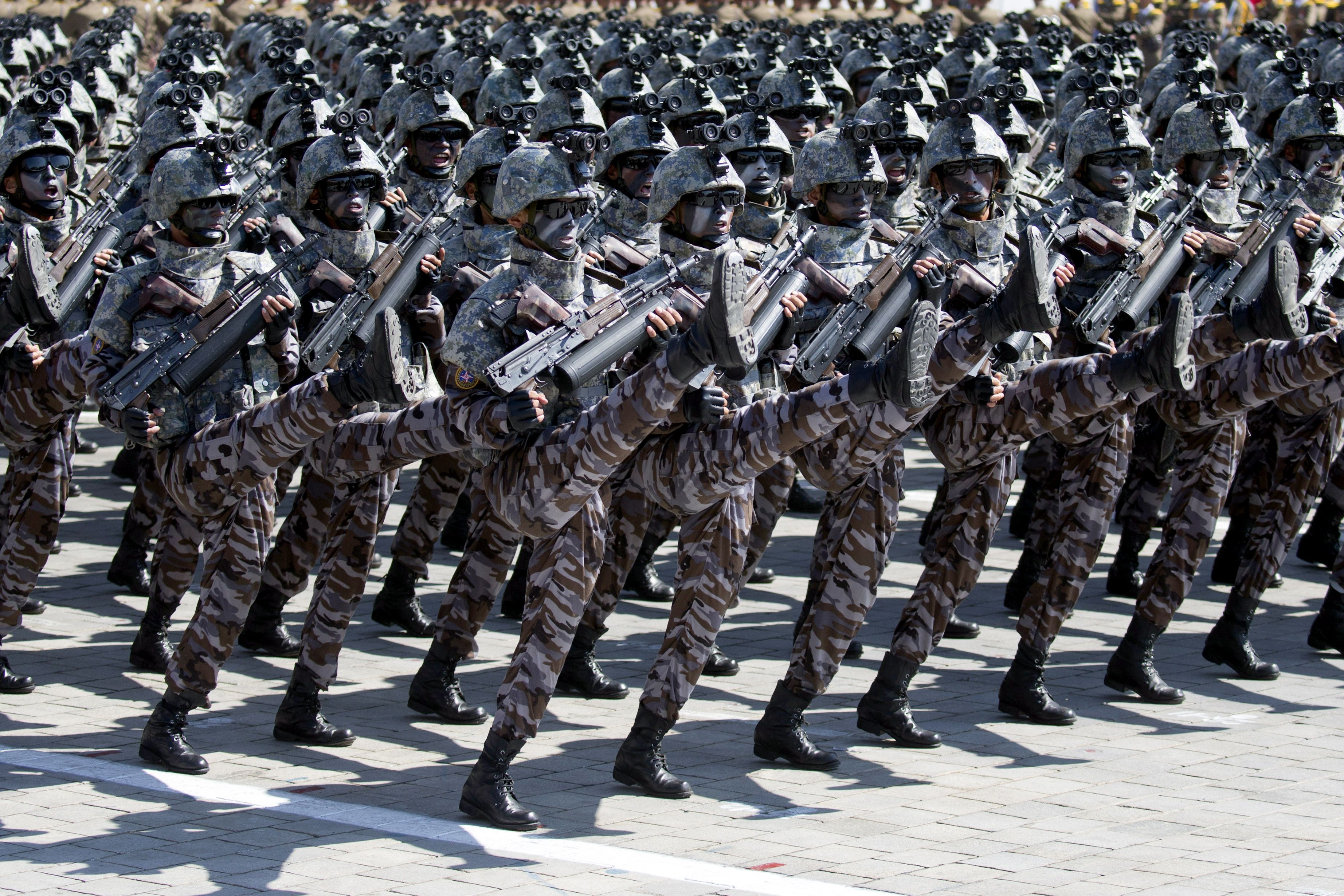 Soldados norcoreanos marchan en un desfile del 70° aniversario el Día de la Fundación de Corea del Norte en Pyongyang el 9 de septiembre de 2018 (AP Foto/Ng Han Guan, Archivo)