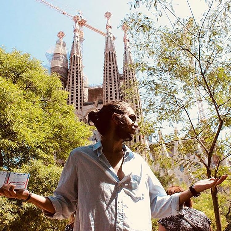 Tony Castro frente a la Sagrada Familia 