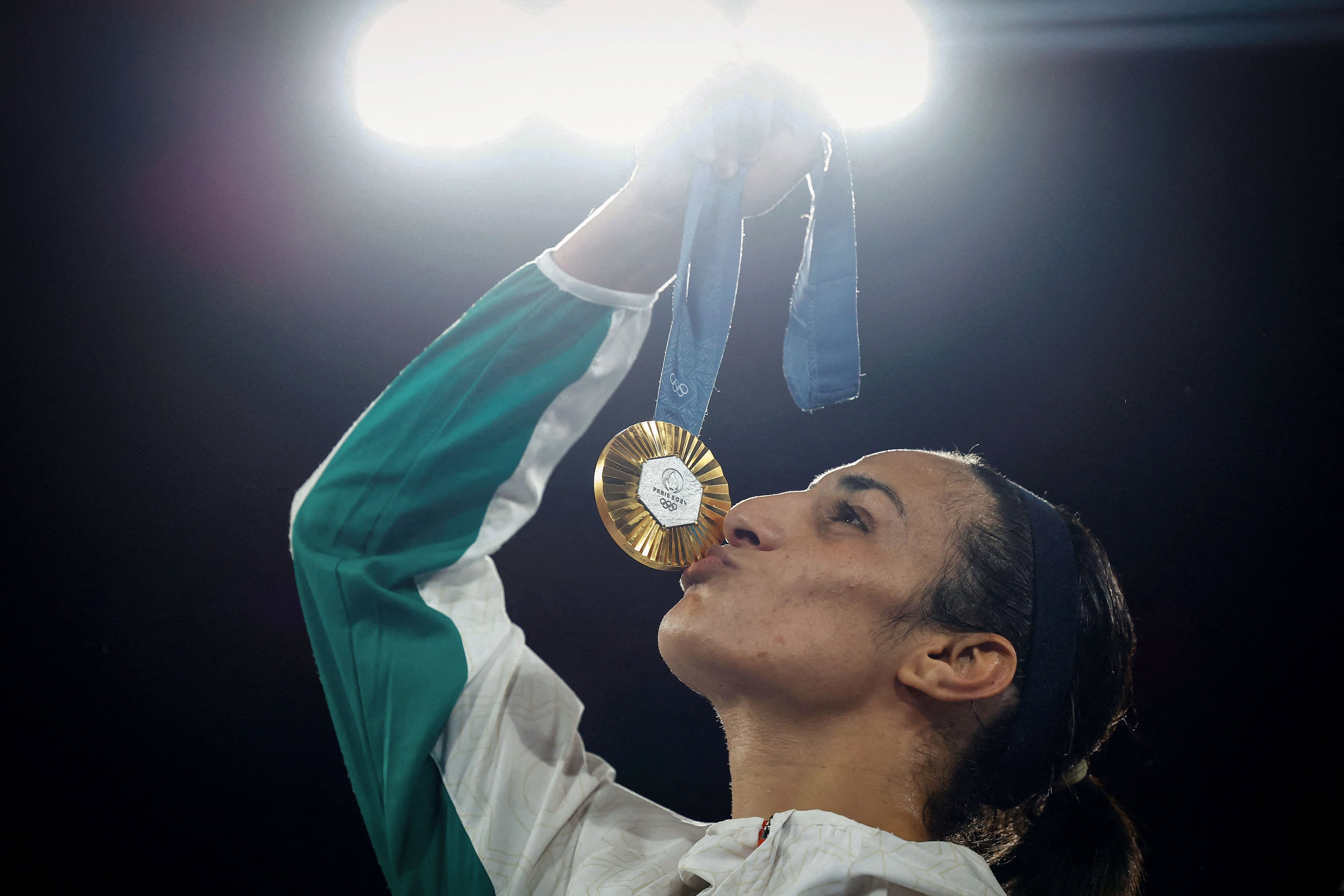 La boxeadora en los más alto del podio en París