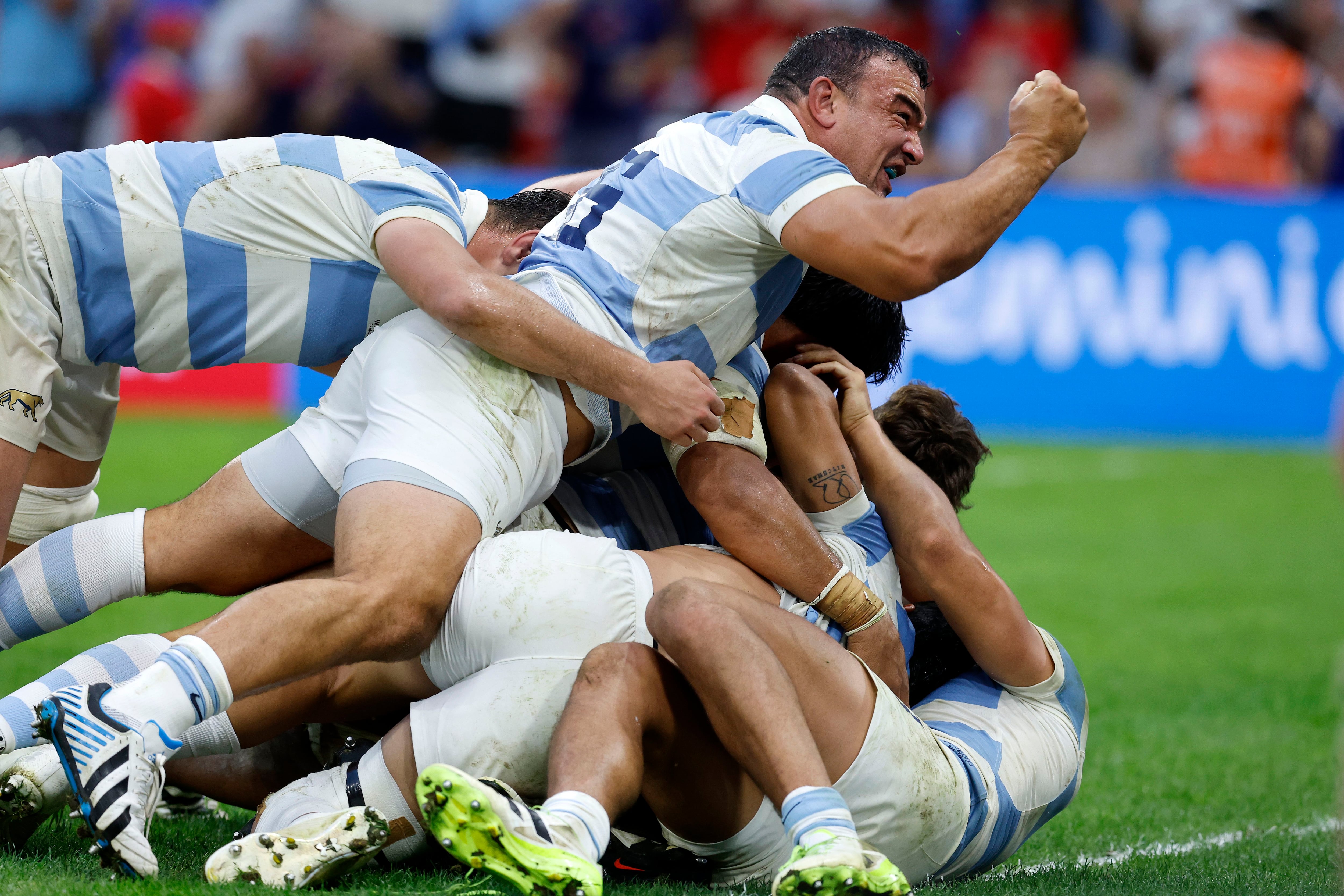 Los jugadores de Argentina celebran el pase a semifinales del Mundial durante el partido Argentina-Gales jugado en Marsella, Francia (EFE/EPA/SEBASTIEN NOGIER)