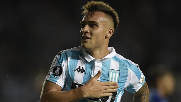 Lautaro Martínez, de Racing, es una de las máximas figuras del fútbol argentino (AFP)