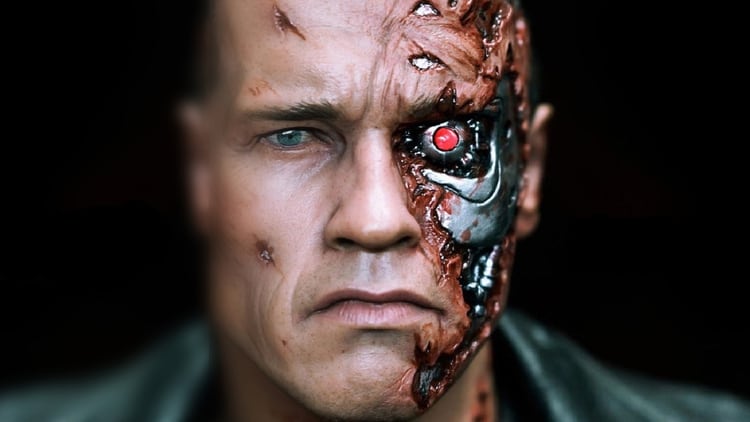 Arnold Schwarzenegger en Terminator, como un cyborg asesino.