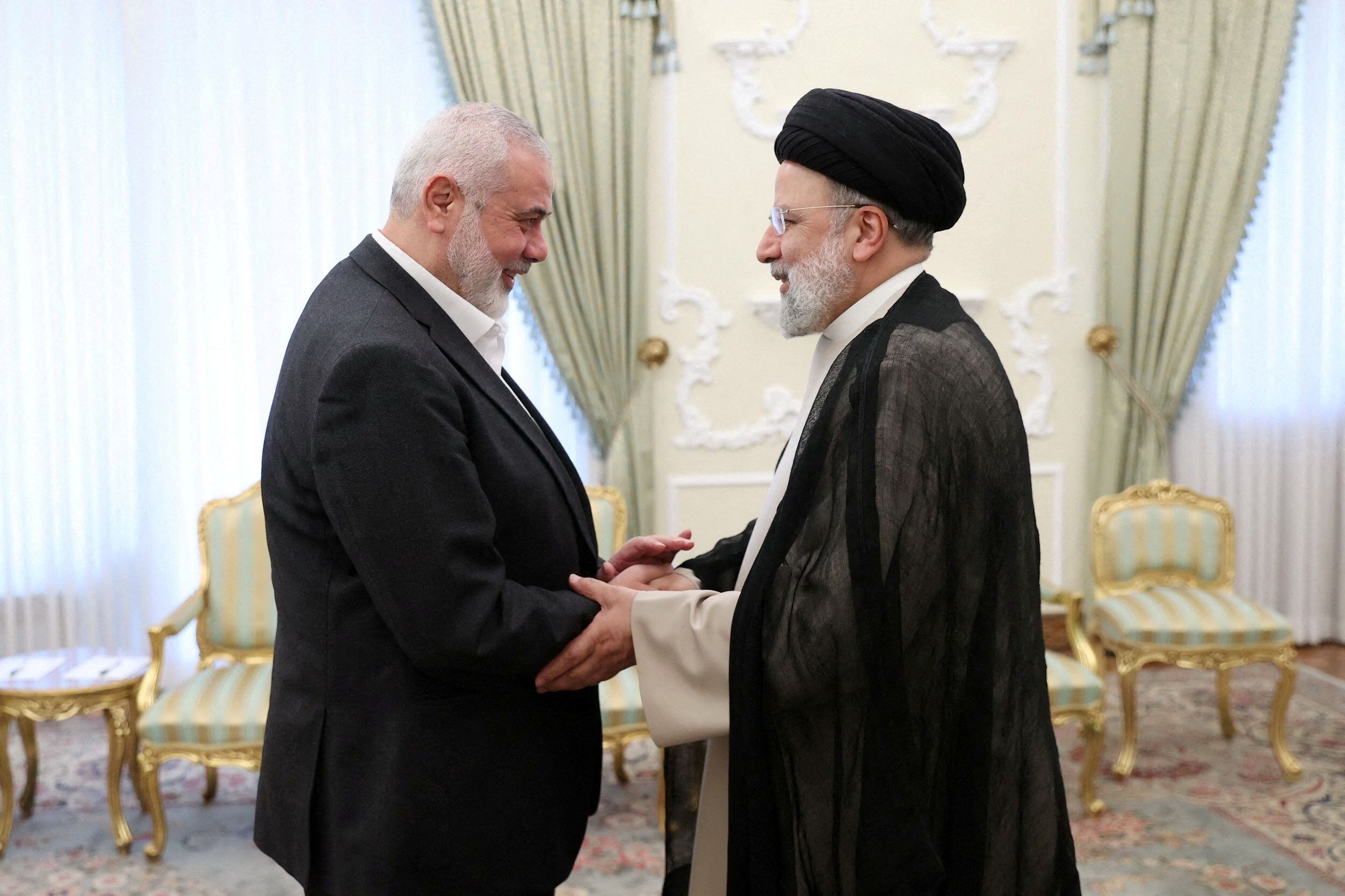 Raisi con Ismail Haniyeh, líder del grupo terrorista Hamas (Iran's Presidency/WANA)